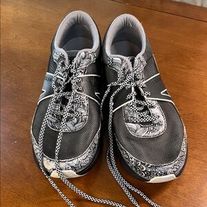 TRAQ BY Alegria Men's Black and White Patterned Sneakers